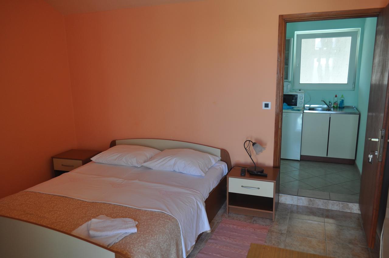 Tri Srca Apartments & Rooms Funtana Exterior photo